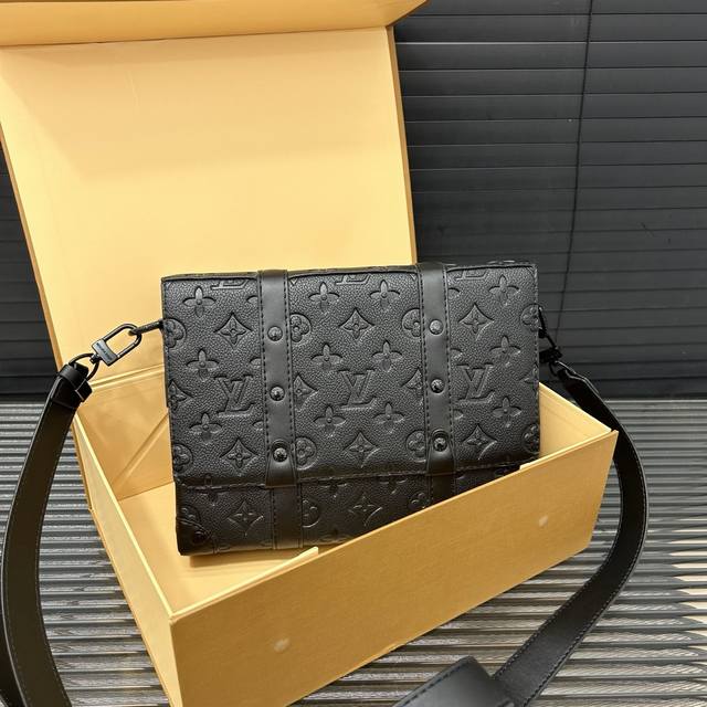 Louisvuitton 路易威登 trunk印花邮差包 斜挎单肩包 实物拍摄 高品质 配送防尘袋 折叠礼盒 18 X 24 Cm。