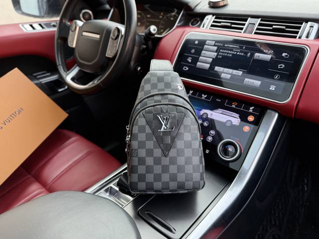 高端货 新款 “ Louis Vuitton ”Lv胸包 路易威登斜挎包 Duo 绣老花满印拉链开合 单肩斜挎胸包 男款原厂面料高清五金Logo标志、专用里内里