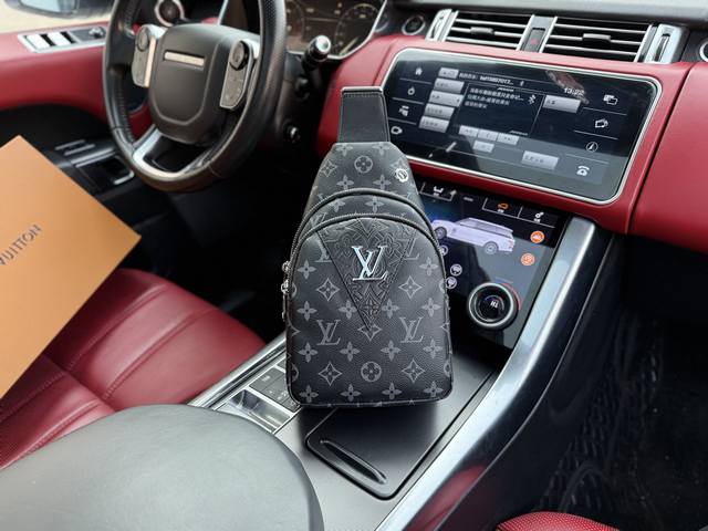 高端货 新款 “ Louis Vuitton ”Lv胸包 路易威登斜挎包 Duo 绣老花满印拉链开合 单肩斜挎胸包 男款原厂面料高清五金Logo标志、专用里内里