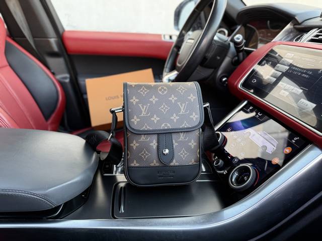 高端货 “ Louis Vuitton ”Lv单肩包 路易威登斜挎包 徽标可调节肩带磁力翻盖扣帆布拼皮革 邮差包单肩斜挎包 中号 男款 老花 高清五金Logo标