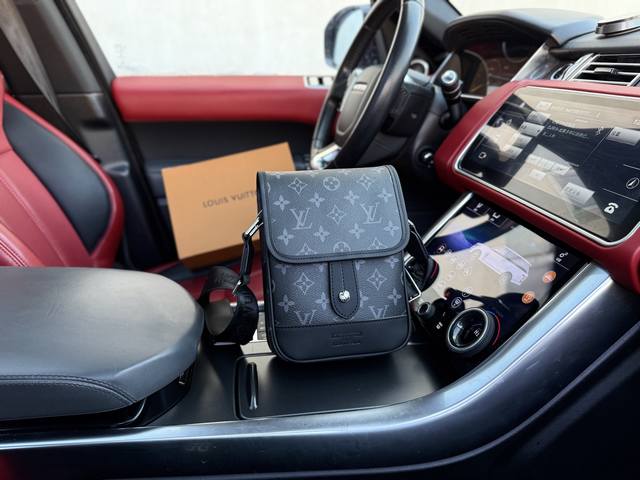 高端货 “ Louis Vuitton ”Lv单肩包 路易威登斜挎包 徽标可调节肩带磁力翻盖扣帆布拼皮革 邮差包单肩斜挎包 中号 男款 黑色 高清五金Logo标