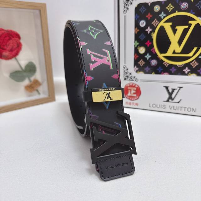 品名：Lv..路易..威登 材质：原单牛皮腰带 百分百头层牛皮腰带保证真皮，24K纯钢扣，专柜原单品质、做工精细，时尚大牌，送人自用首选包装： 请认准如图专柜包