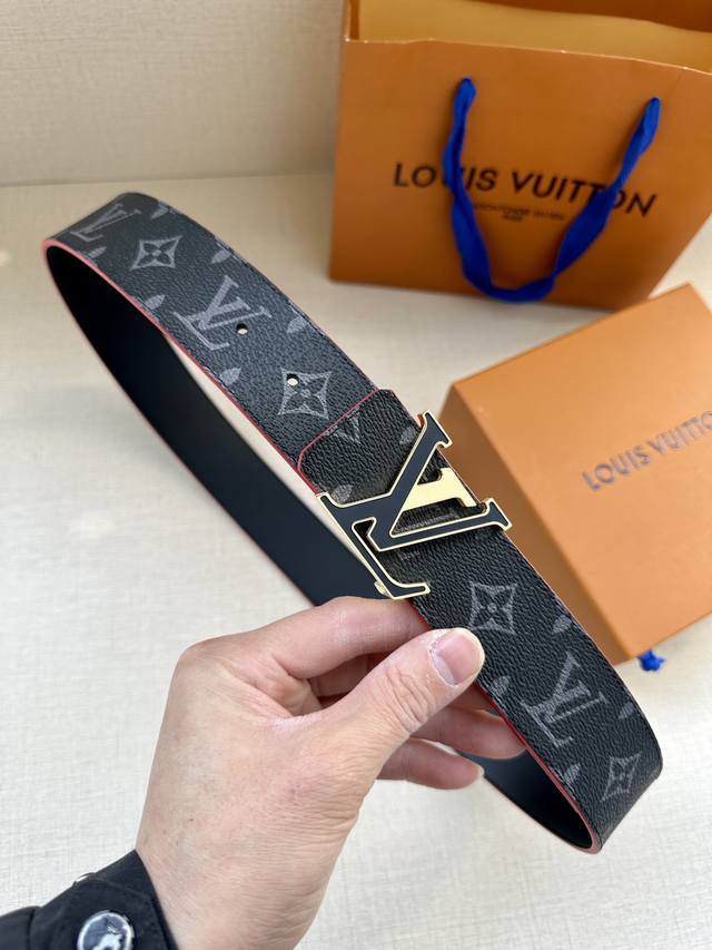 Lv Broken 双面腰带令 Lv 字母搭扣 腰带的边染色彩互为映衬。Monogram 图案帆布和牛皮革提供两式格调