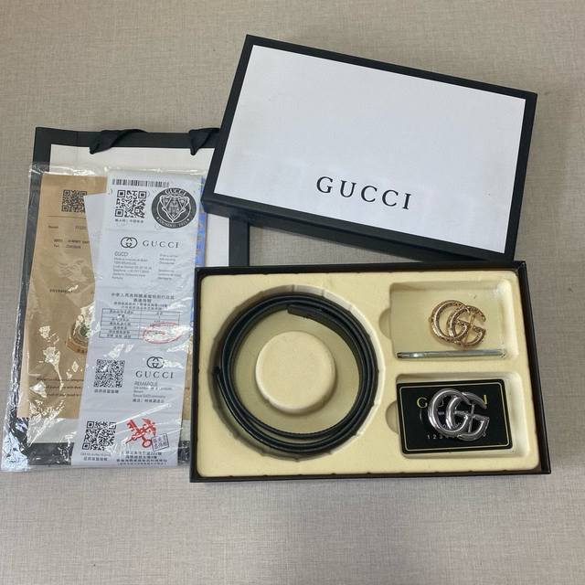 G精品款 ☆双扣礼盒套装 含礼盒 专柜有售 Gucci专柜在售正品 此款采用头层牛皮制作 走线油边细致 正品开模 搭配仿铜扣经久耐用、2.5Cm规格 送打眼针