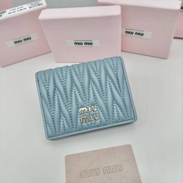 Miumiu 3513颜色 黑 蓝 粉尺寸 11.5*10*3miumiu专柜最新款！专柜爆款热力来袭，经典提花压纹设计，釆用顶级进口小羊皮，皮质细腻柔软，做工 - 点击图像关闭