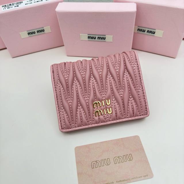 Miumiu 3513颜色 黑 蓝 粉尺寸 11.5*10*3miumiu专柜最新款！专柜爆款热力来袭，经典提花压纹设计，釆用顶级进口小羊皮，皮质细腻柔软，做工