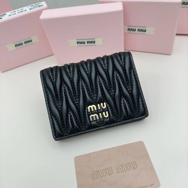 Miumiu 3513颜色 黑 蓝 粉尺寸 11.5*10*3miumiu专柜最新款！专柜爆款热力来袭，经典提花压纹设计，釆用顶级进口小羊皮，皮质细腻柔软，做工