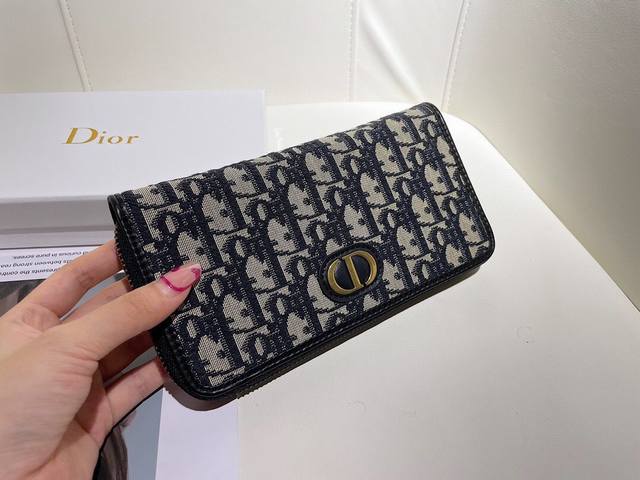 Dior 0936颜色 黑色尺寸：19.5*10.5*3Dior专柜最新款！Dior长款拉链钱包Oblique 印花正面饰有“Cd”徽标，搭配头层牛皮，容量大双