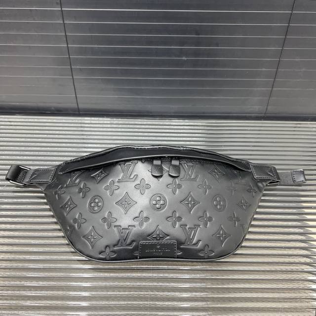 Louisvuitton 路易威登 牛皮压花腰包 斜挎胸包 男女同款 经典百搭 实物拍摄 配送防尘袋 礼盒 29 Cm。