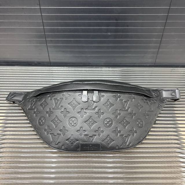 Louisvuitton 路易威登 压花腰包 斜挎胸包 男女同款 经典百搭 实物拍摄 配送防尘袋 礼盒 35 Cm。