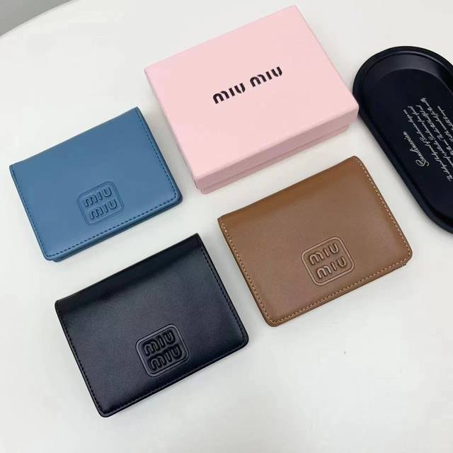 颜色 黑 土黄 蓝尺寸 11.5X10Miumiu专柜最新款！专柜爆款热力来袭，釆用顶级进口小牛皮，皮质细腻柔软，做工精细。