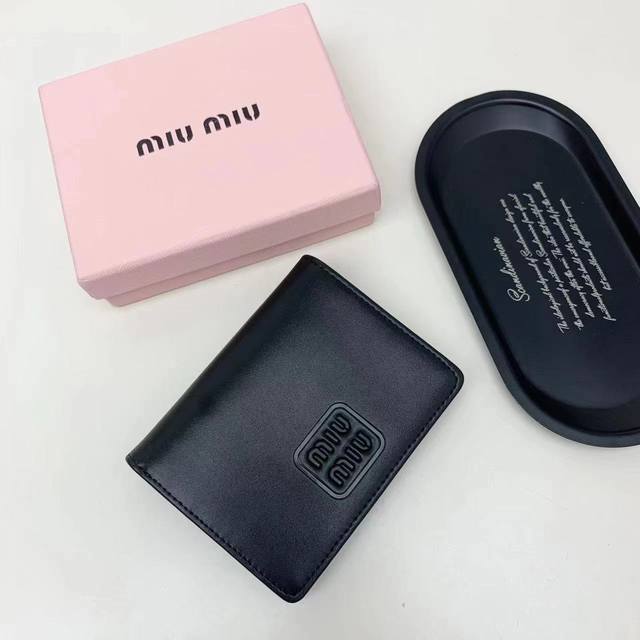 颜色 黑 土黄 蓝尺寸 11.5X10Miumiu专柜最新款！专柜爆款热力来袭，釆用顶级进口小牛皮，皮质细腻柔软，做工精细。