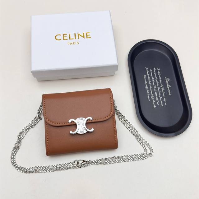 Celine 7527 银扣颜色 黑色 棕色 大象灰尺寸：11*10*5Celine凯旋门非常炫美的一个系列，专柜同步，采用头层牛皮，精致时尚！可以单肩背，也可