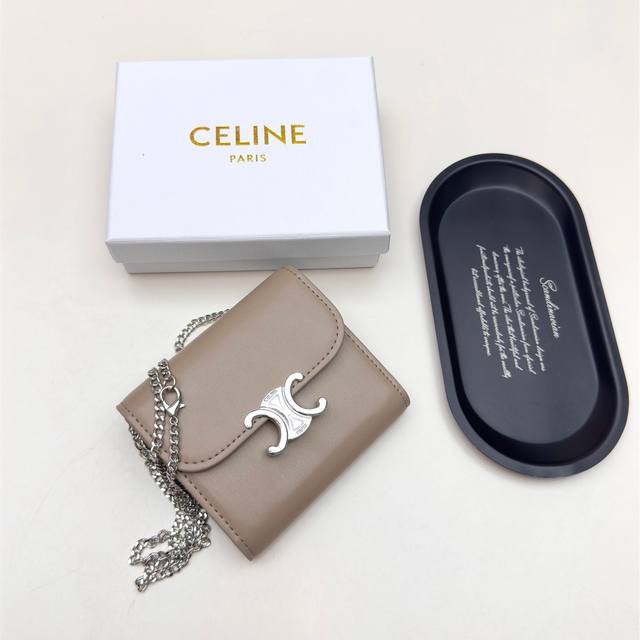 Celine 7527 银扣颜色 黑色 棕色 大象灰尺寸：11*10*5Celine凯旋门非常炫美的一个系列，专柜同步，采用头层牛皮，精致时尚！可以单肩背，也可