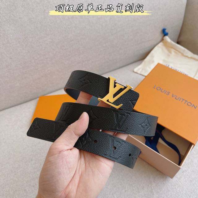 广州工厂直发L路易 Iconic 双面腰带焕现新意：经典 Monogram Empreinte 皮革拼接柔软雅致的小牛皮，与皮具系列单品搭配相宜。宽度：30Mm