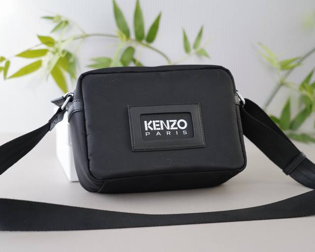 Kenzo 官网同步 高版本 单肩斜挎背包 经典不过时之作 原单布料材质 手感细腻 深度防水耐磨 非市面普通货 低调奢华 完全不浮夸的款式 日常又时髦 配全套包