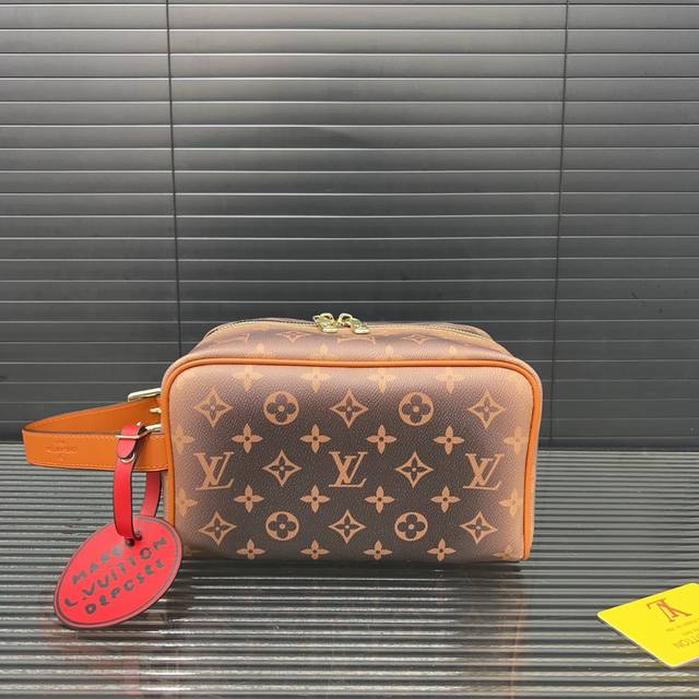 Louisvuitton 路易威登 化妆包 洗漱袋 手拿包 采用精湛镶嵌细工，经典百搭 实物拍摄 原厂原版面料 配送防尘袋 礼盒 12 X 22 Cm。