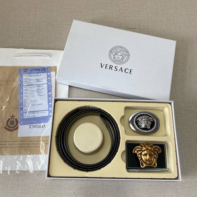 Versace精品款 ☆双扣礼盒套装 含礼盒 专柜有售 范思哲专柜在售正品 此款采用头层牛皮制作 走线油边细致 正品开模 搭配仿铜扣经久耐用、3.8Cm规格 送