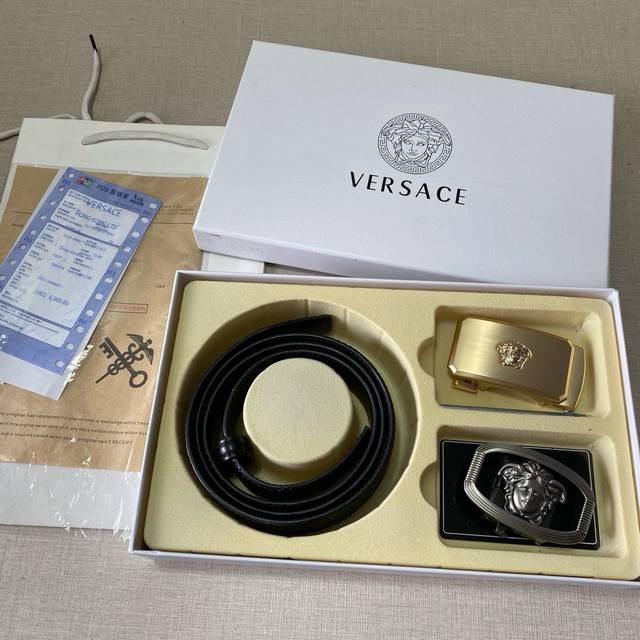 Versace精品款 ☆双扣礼盒套装 含礼盒 专柜有售 范思哲专柜在售正品 此款采用头层牛皮制作 走线油边细致 正品开模 搭配仿铜扣经久耐用、3.5Cm规格