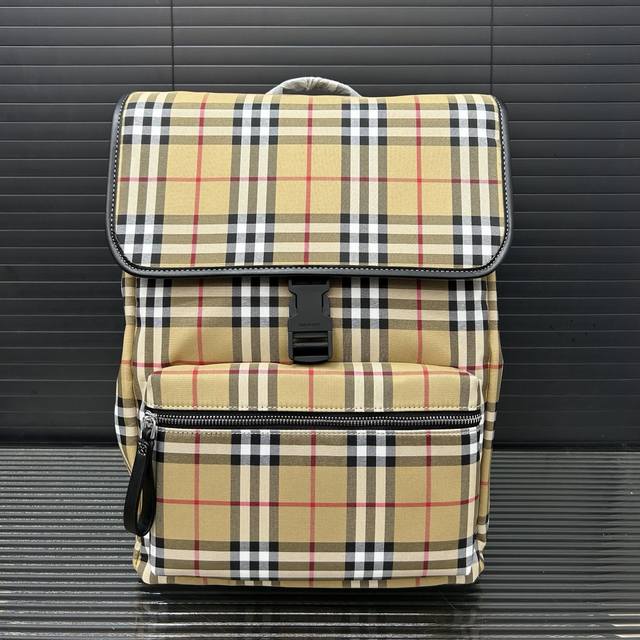 Burberry 巴宝莉vintage格子条纹 帆布翻盖双肩包 男女通用背包 书包 经典Logo 实物拍摄 原厂原版面料 配送防尘袋 24 X 34 Cm。