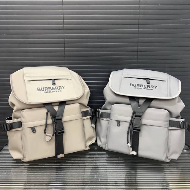 Burberry 巴宝莉 Vintage尼龙布翻盖双肩包 大容量背包 采用精湛镶嵌细工，经典百搭 实物拍摄 原厂原版面料 配送防尘袋 42 X 32 Cm。