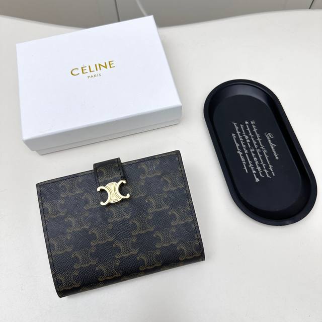 Celine 颜色 老花尺寸：14*11*2celine专柜同步，采用进口小牛皮，金色饰面，Triomphe 金属按扣开合，七个信用卡位，一个纸币隔层，一个拉链