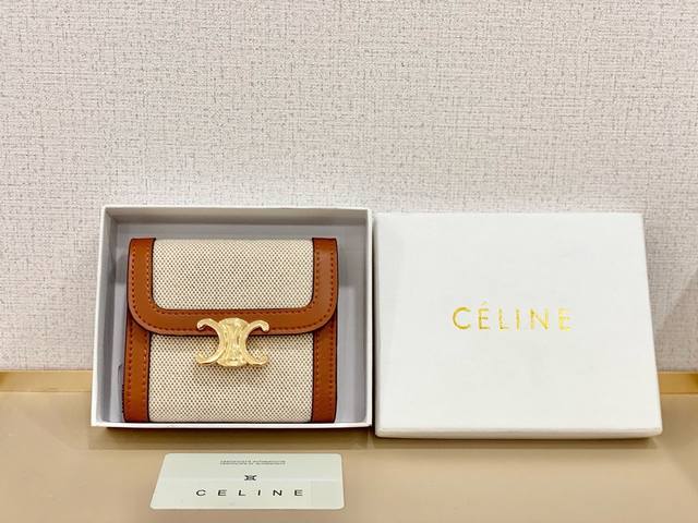 Celine 66885颜色 白色尺寸 11*10*5celine短式钱包非常炫美的一个系列，专柜同步，采用头层牛皮，精致时尚！