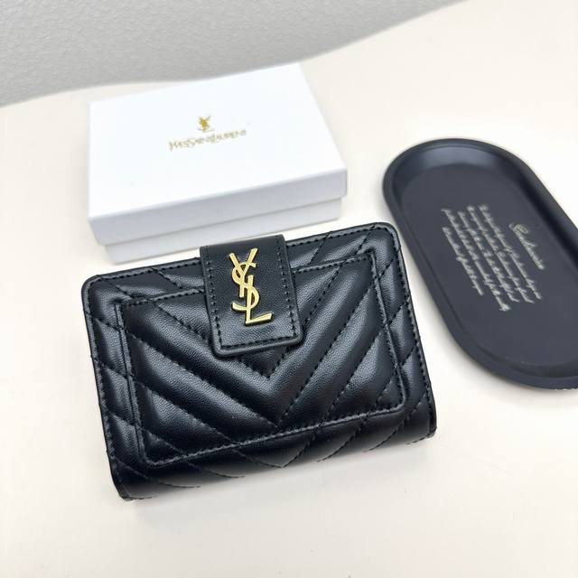 Ysl 8355颜色 黑尺寸13.5X9.5X3.5专柜最新款火爆登场！采用头层小羊皮，做工精致， 媲美专柜！多功能小钱包，内隔丰富，超级实用！