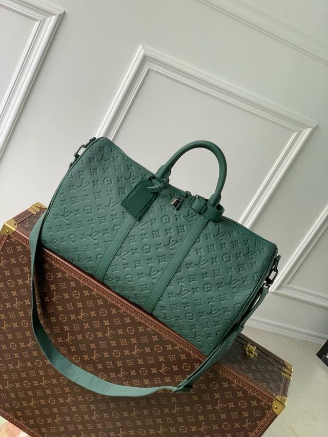 路易威登 M24440墨绿色 Keepall BandoulièRe 50Cm 这款新版本的Keepall BandoulièRe采用柔软、耐磨的Taurill