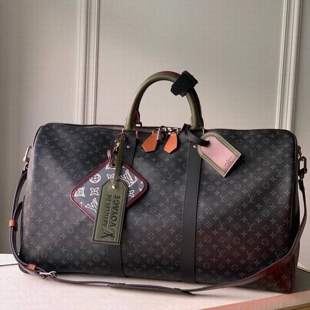 路易威登 M56855黑花 顶级原单 Keepall Bandouliere 旅行袋Patchwork 拼贴主题融入此款旅行袋，以潮流视角塑就多样风范，此款经典