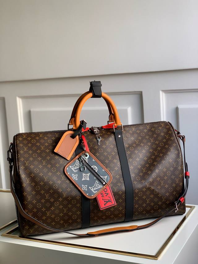 路易威登 顶级原单~M56855老花 Keepall Bandouliere 旅行袋Patchwork 拼贴主题融入此款旅行袋，以潮流视角塑就多样风范，此款经典