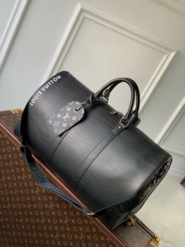 路易威登 M23721黑色水波纹全皮旅行袋系列 本款 Keepall BandoulièRe 50 手袋为品牌新式 Epi Xl 粒面皮革浸染鲜艳色调，并在其上