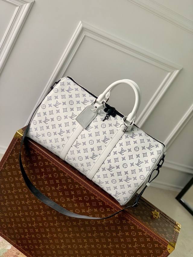 路易威登 M24954白本款 Keepall BandoulièRe 50 旅行袋取材柔软 Monogram Shadow 牛皮革，先后以压印和印花工艺描绘 M