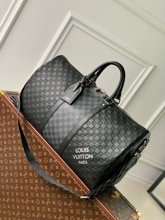 路易威登 M40443這款Keepall BandoulièRe 50旅行袋充份體現陽剛風格的魅力，Damier Infini皮革以壓花技術呈現經典的棋盤格紋，