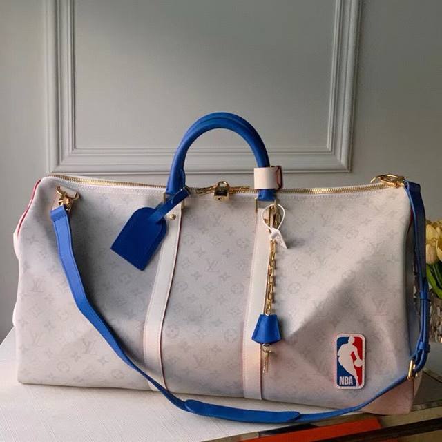 路易威登 M45587 Virgil Abloh 将 Basketball Keepall 55 旅行袋由品牌档案引向篮球赛场，为经典设计渲染 Nba 标志色彩