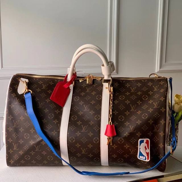 路易威登 M45587 Virgil Abloh 将 Basketball Keepall 55 旅行袋由品牌档案引向篮球赛场，为经典设计渲染 Nba 标志色彩