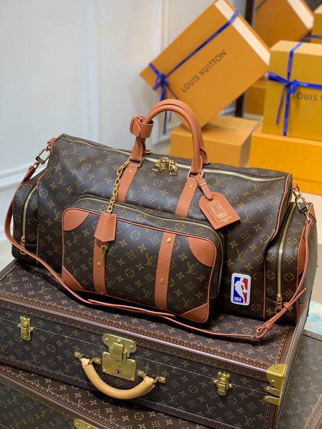 路易威登 顶级原单M45794 Keepall Trio Pocket 旅行袋出自 Lvxnba Season 2 胶囊系列，为 Monogram 帆布搭配压印