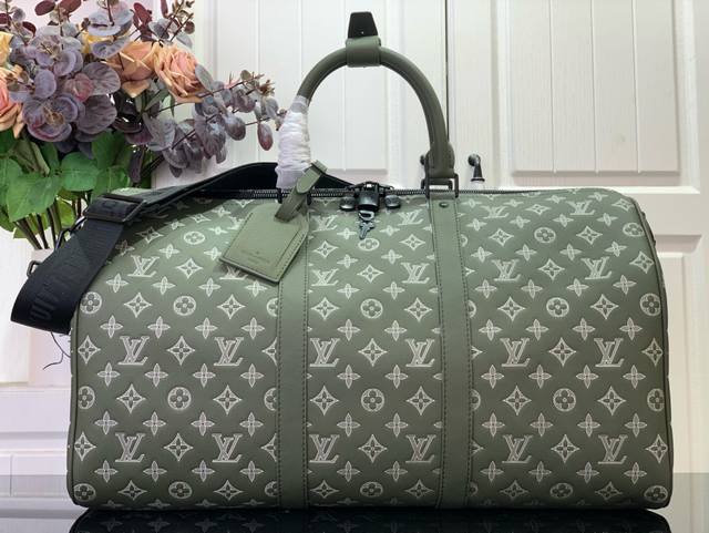 路易威登 Keepall BandoulièRe 50 旅行袋 M12504 军绿色 条纹压花 本款 Keepall BandoulièRe 50 旅行袋拥有