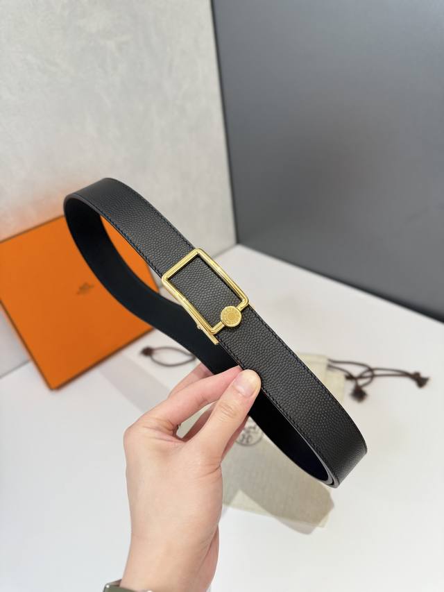 爱马仕 HermèS 腰带是奢侈品牌爱马仕的经典配饰之一，以其高品质的皮革、精湛的工艺和标志性的设计闻名。 自动平滑扣腰带 精钢五金 搭配原版皮腰带身 长度可调