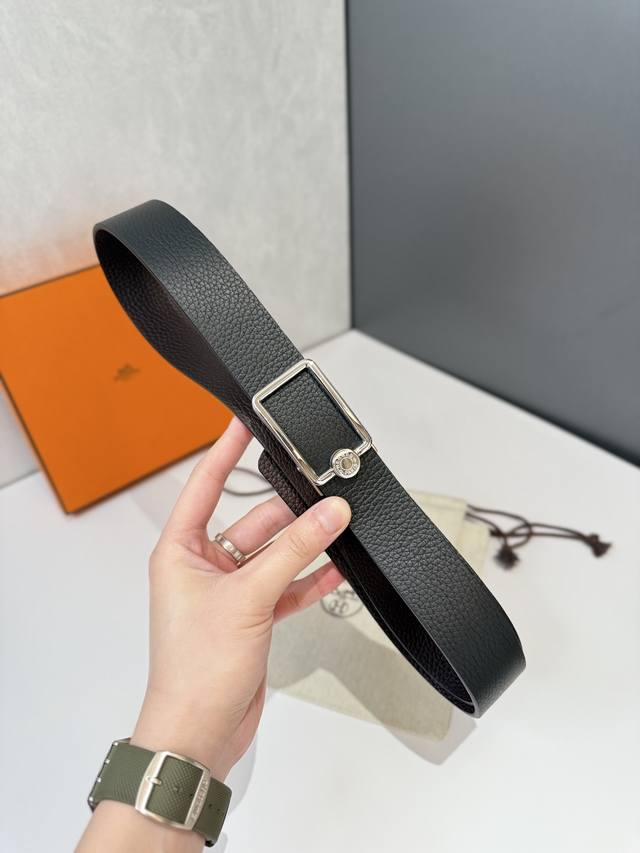 爱马仕 HermèS 腰带是奢侈品牌爱马仕的经典配饰之一，以其高品质的皮革、精湛的工艺和标志性的设计闻名。 自动平滑扣腰带 精钢五金 搭配原版皮腰带身 长度可调