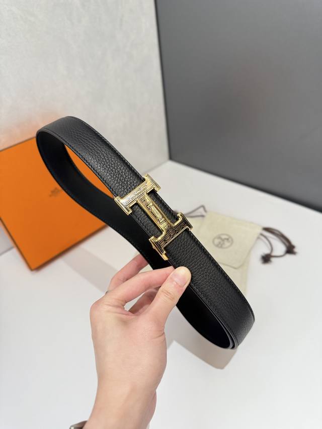 爱马仕 HermèS 腰带是奢侈品牌爱马仕的经典配饰之一，以其高品质的皮革、精湛的工艺和标志性的设计闻名。 自动平滑扣腰带 精钢五金 搭配原版皮腰带身 长度可调