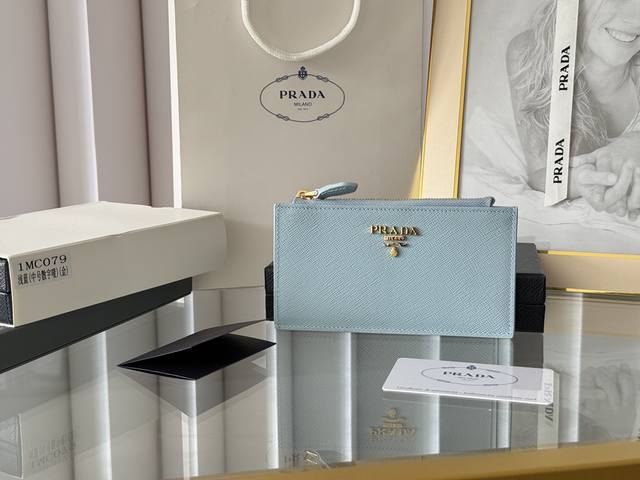 Prada 十字纹卡包，零钱包 型号：1Mc079，独家实拍，颜色如图所示 十字纹牛皮制作，版型新颖独特，超正 收纳方便快捷，可手拿可放包里，拉链开合方便 男女