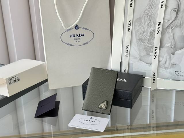 Prada 十字纹男女通用卡夹，可放口袋，可放包里，可手拿，十字纹进口小牛皮制作，口袋卡夹，可放零钱，6个卡位，简约大方时尚潮流. 型号2Mc101，颜色如图所 - 点击图像关闭