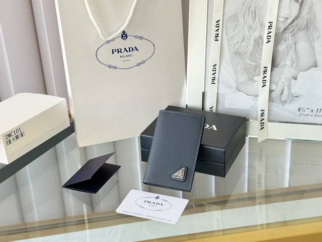 Prada 十字纹男女通用卡夹，可放口袋，可放包里，可手拿，十字纹进口小牛皮制作，口袋卡夹，可放零钱，6个卡位，简约大方时尚潮流. 型号2Mc101，颜色如图所