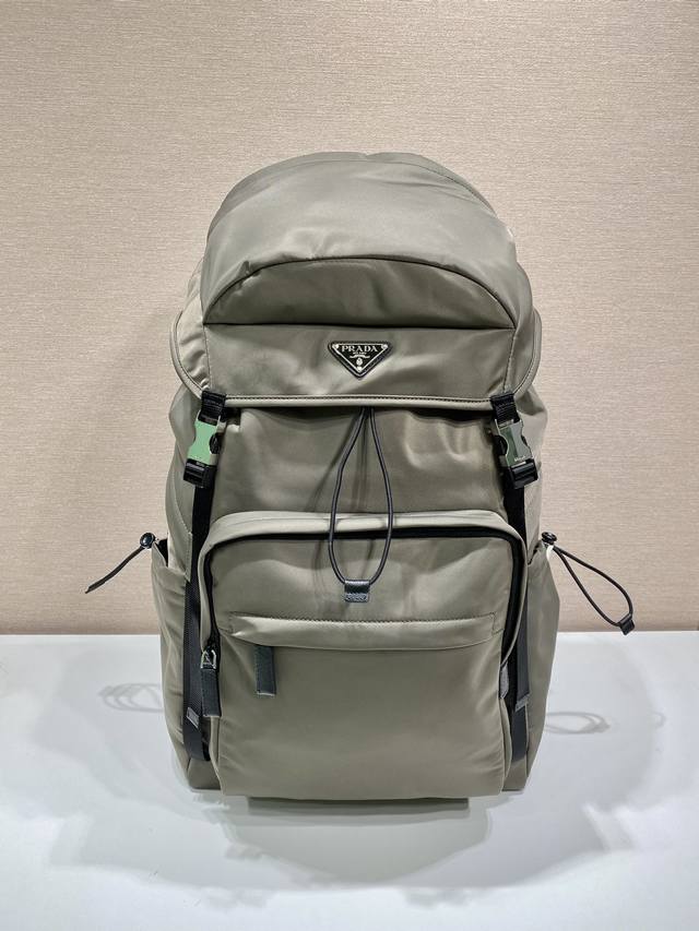 新款登山包2Vz090新色 这款背包颇具科技外观搭配实用性内部空间。采用Re-Nylon再生尼龙打造，Saffiano皮革呈现出交叉排线和涂蜡饰面。细节格调鲜明