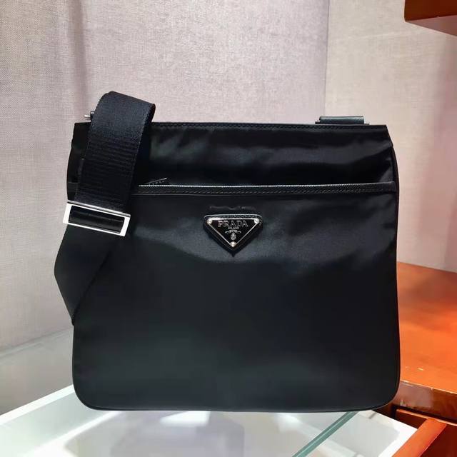 官网同步 Prada 2Vh053新版到货了，顶级专柜品质，韩国进口降落伞面料，原版锦纶里布，白金拉丝五金；纯铜电镀三角标徽 尺寸 30 27 - 点击图像关闭