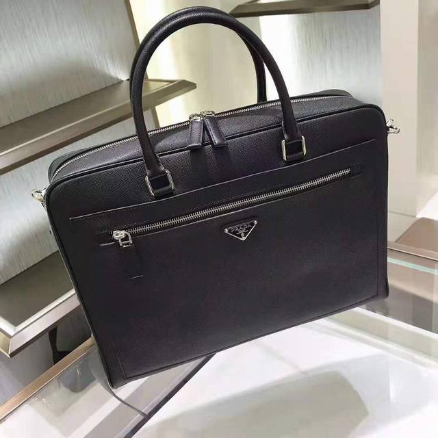 Prada 2Ve016 男士手提包 原厂原皮进口Saffiano十字纹牛皮 经典三角徽标标识 双向拉链超大容量 整体包身十分有质感 分1个拉链大隔层 和1个外