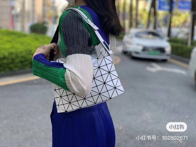 法棍包腋下包 大货已出原单 Baobao Isseymiyake 法棍包 三宅一生｜Baguette新系列，采用三角片小巧玲珑，散发出如宝石般的精致光泽。三种背