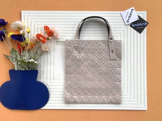 原单跑量 Issey Miyake Bao Bao 尺寸:35.5Cm×31.5Cm×8Cm大号 四月限定Prism系列88 采用偏光金属质感的织物纹理面料，低