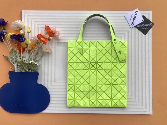 原单跑量 Issey Miyake Bao Bao 尺寸:35.5Cm×31.5Cm×8Cm大号 四月限定Prism系列88 采用偏光金属质感的织物纹理面料，低